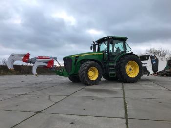 Tracteur équipé d'un malaxeur pour le traitement de sol