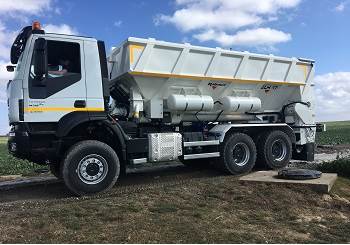 épandeur à liant rabaud monté sur un porteur routier 6x6