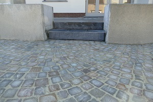 escalier en pierre bleue entre le parking et la terrasse