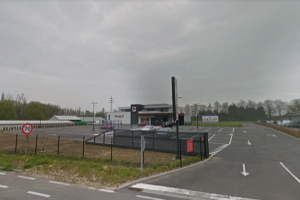 Construction d'un parking en asphalte pour un supermarché