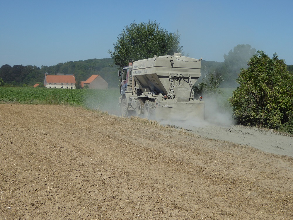 Épandage du liant hydraulique ou de la chaux à l'aide de notre camion