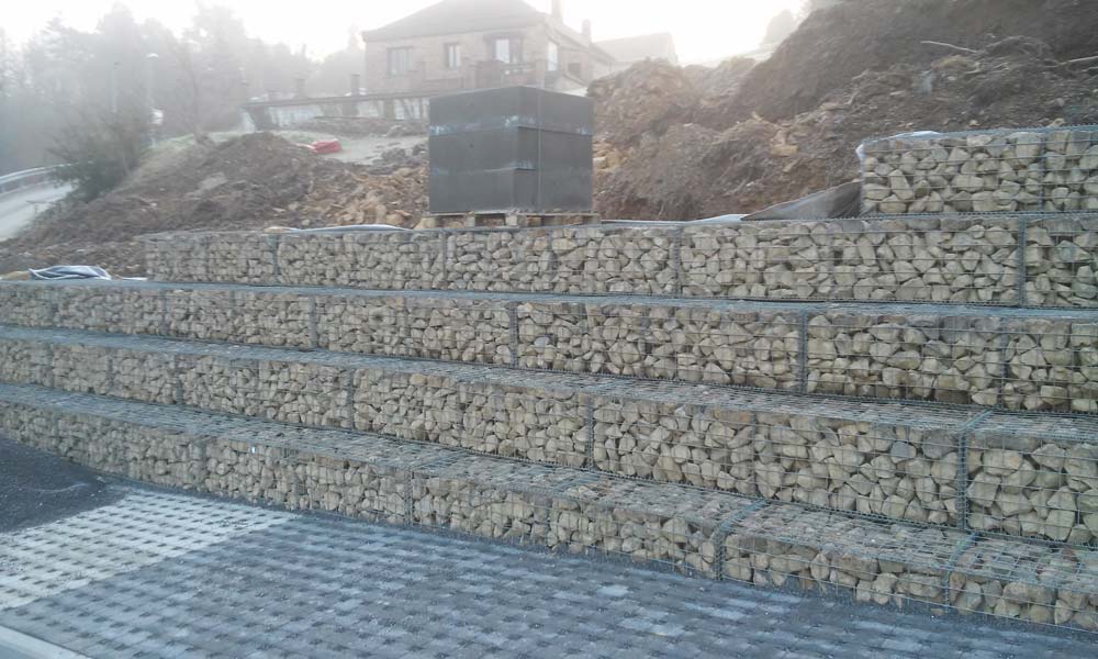 Réalisation d'un mur de soutènement en Gabions rigides