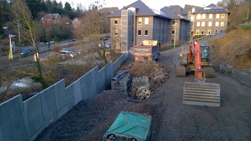 Pose de L béton préfabriqué pour la réalisation d'un parking