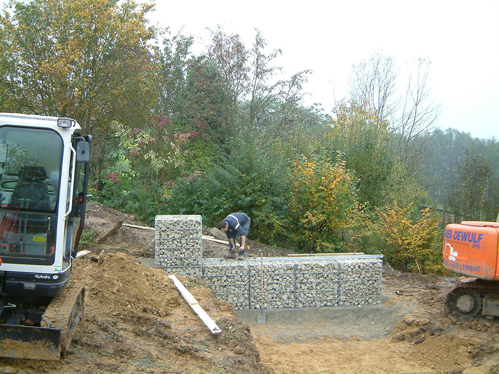 Pose de gabions sur une chape en stabilisé