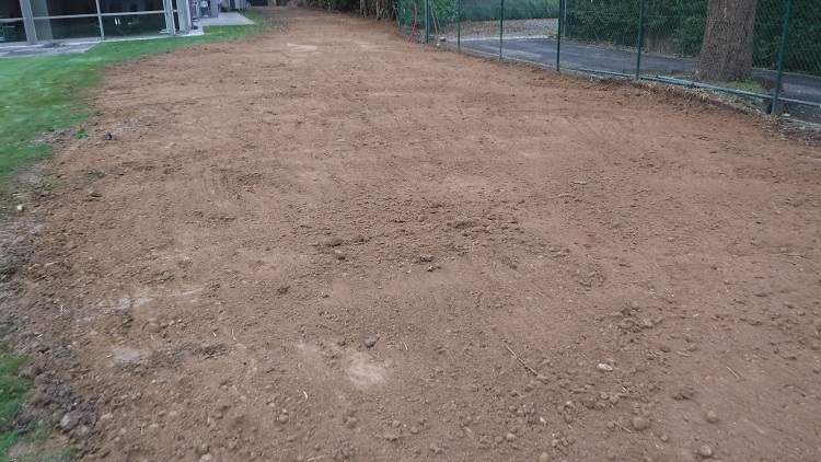 Nivellement à la grue, zone de plantation et future pelouse