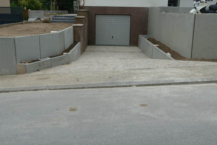 entrée de garage en pente, pose de pavé béton naturel et de mur de soutènement en béton