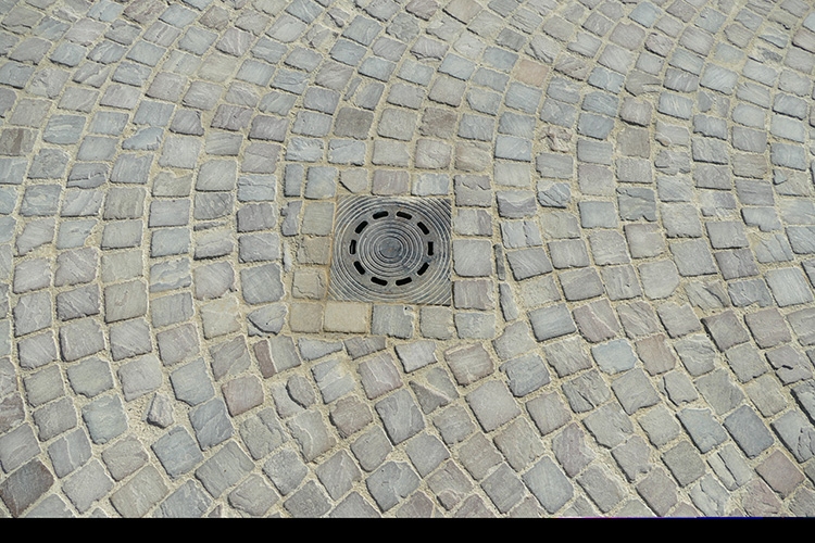 adaptation de l’égouttage existant et Pose de siphons à cloche pour récupérer les eaux de pluie.