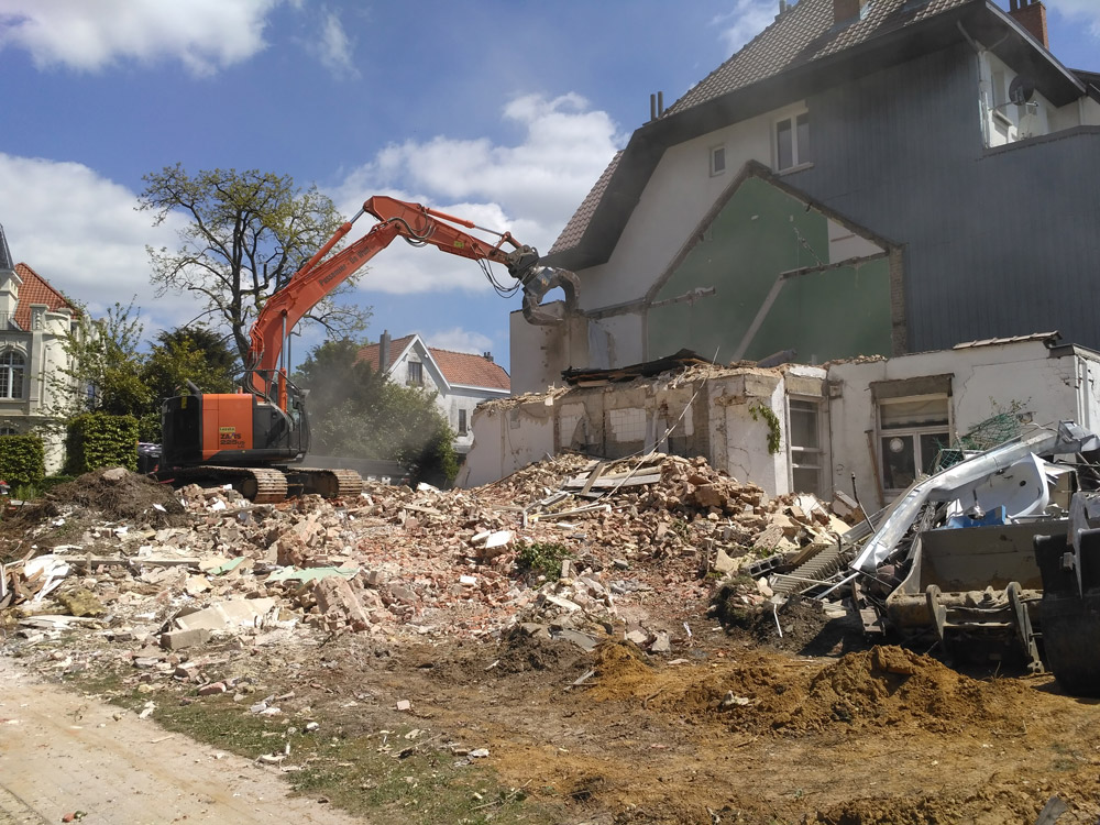 Démolition complète d'une habitation, caves et fondations comprises