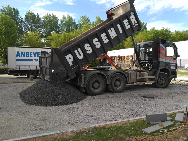 Entrepreneur parking et chemin en gravier 