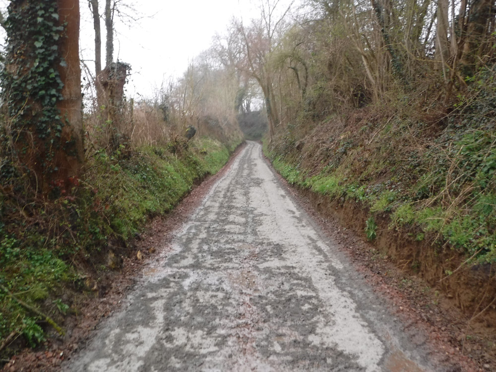 épandage précis de ciment sur le chemin