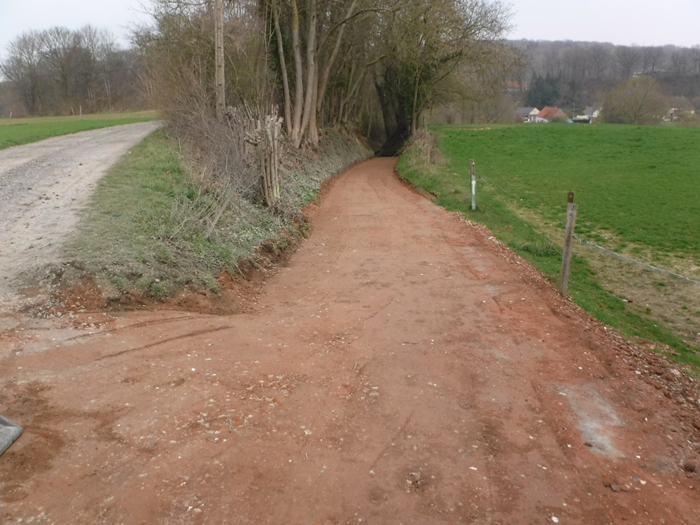 chemin stabilisé au ciment, après traitement du matériau en place