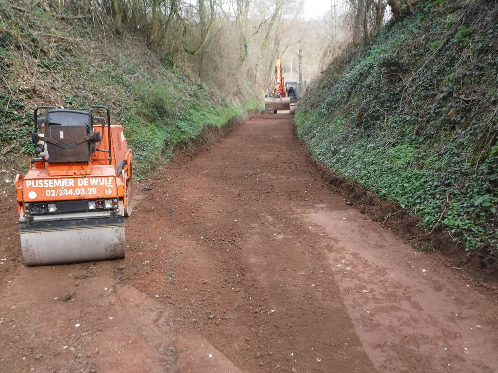 Compactage du chemin en empierrement stabilisé à l'aide d'un rouleau vibrant