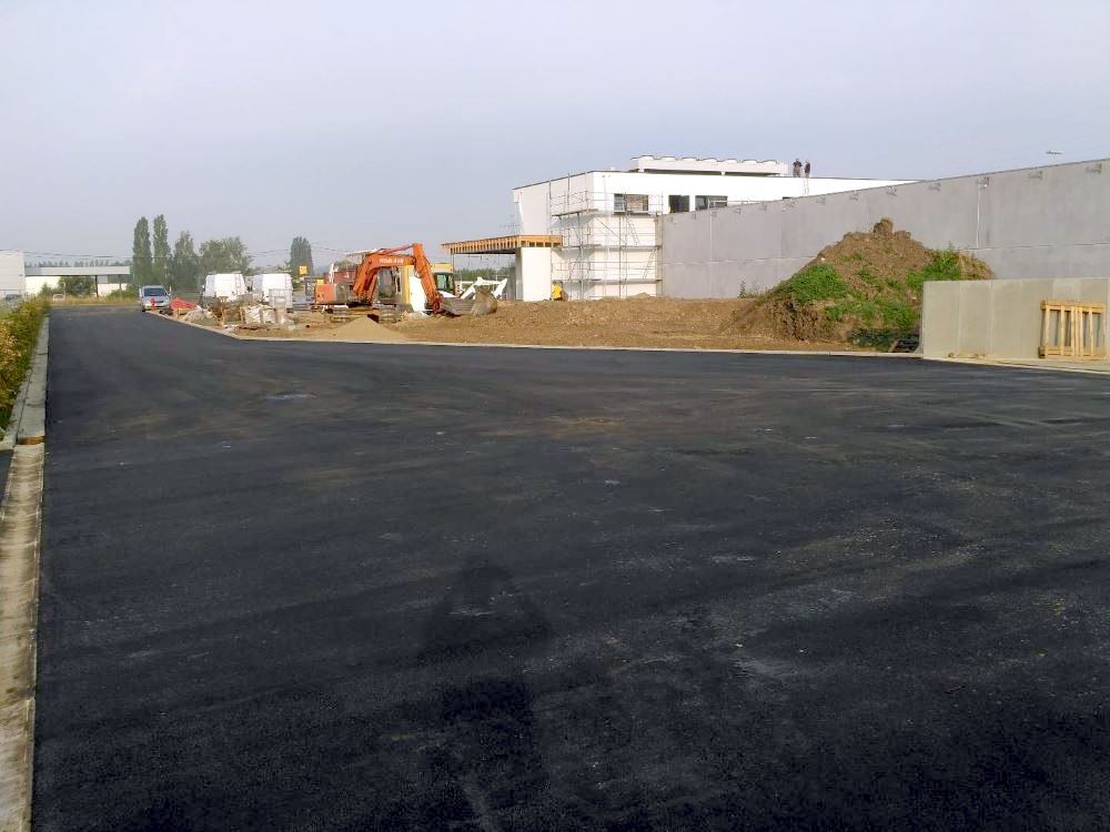 réalisation d'un parking en asphalte d'un grand magasin